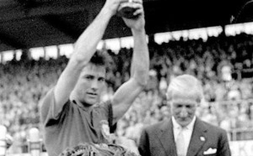 Morre Bellini, o capitão brasileiro que eternizou gesto com a taça na Copa de 58