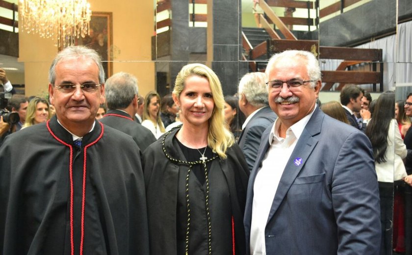 Prefeito de Arapiraca acompanha solenidade de posse da nova presidente do TCE/AL