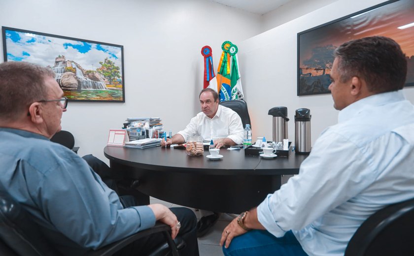 Bispo de Penedo visita o gabinete do prefeito Luciano Barbosa