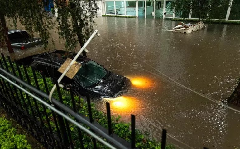 Chuva mata mulher em Moema, zona sul de São Paulo