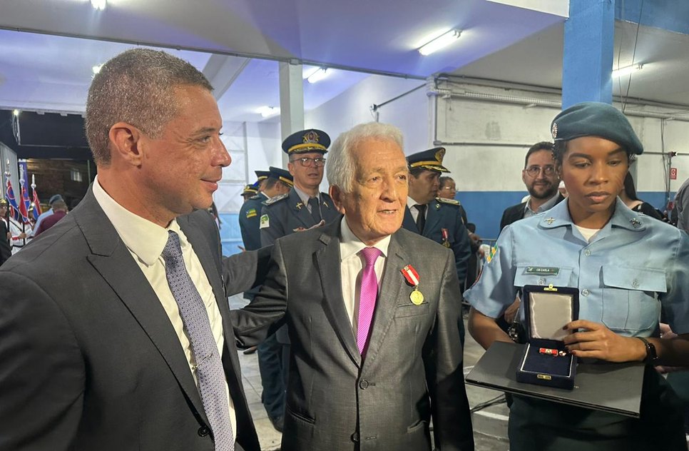 Apresentador do Jornal do Estado, Gilvan Fontes é homenageado e recebe maior condecoração da Polícia Militar de Sergipe / Foto: Foto: Vinícius Mecenas/TV Atalaia