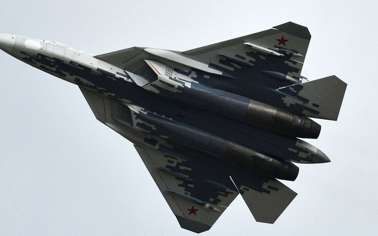Rússia implementa em caça Su-57 sistema de IA que atuará como 2º piloto eletrônico, diz empresa