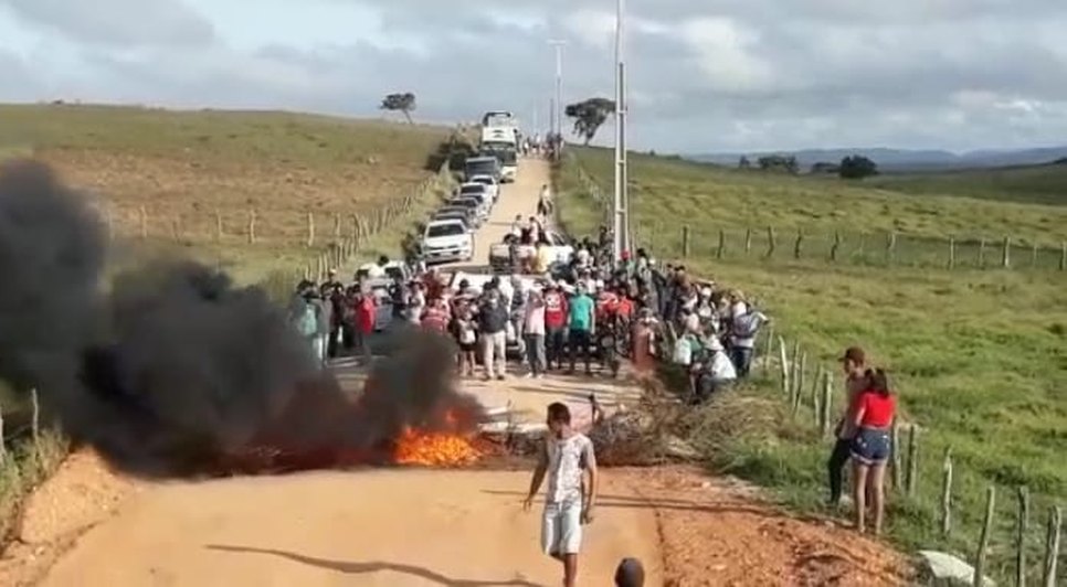 Manifestantes bloqueiam trecho da Rodovia SE-287 para reivindicar obras de recuperação