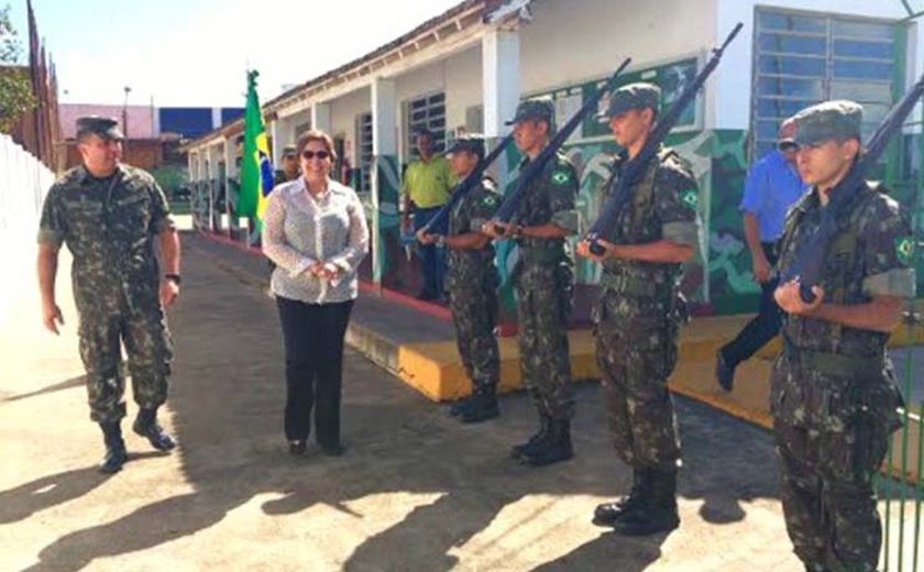 No dia do Soldado, prefeita Célia Rocha visita o Tiro de Guerra em Arapiraca