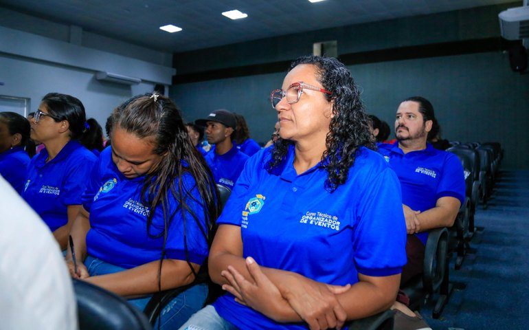  Estudantes da Educação de Jovens e Adultos iniciam curso profissionalizante de organização de eventos 