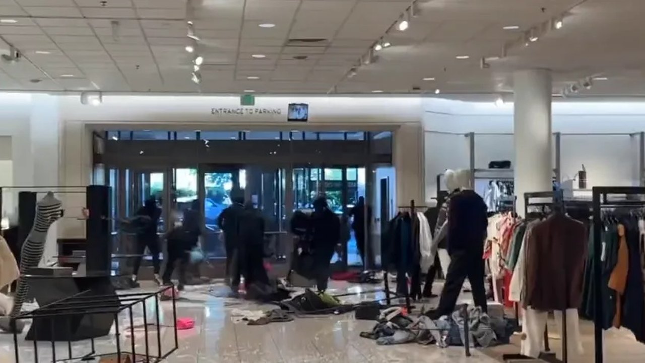 Arrastão em loja de luxo na Califórnia deixa prejuízo de R$ 495 mil; vídeo