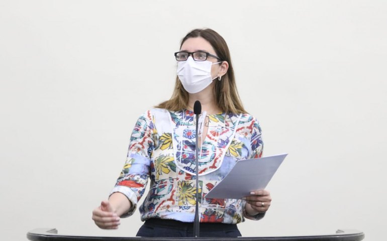 Deputada diz que Alagoas e o país precisam de duas vacinas: pela educação e contra a Covid-19