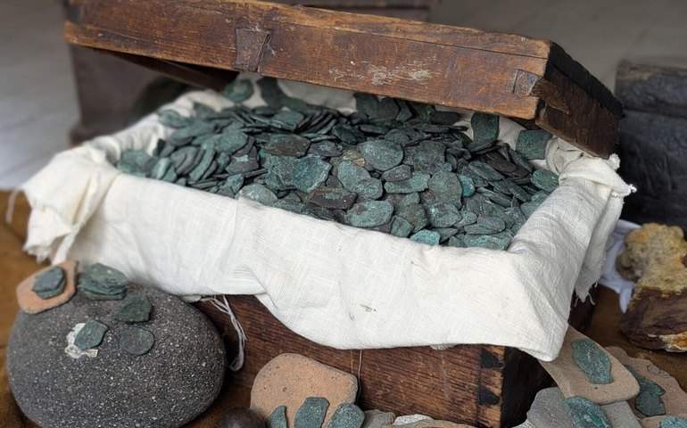 Mais de mil moedas do Império Espanhol emergem após 300 anos no fundo do mar (FOTOS)