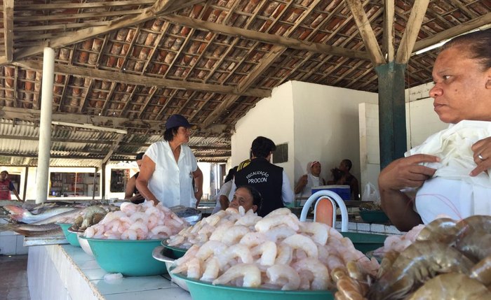 Equipes inspecionam venda de produtos das balanças de pescados de Maceió