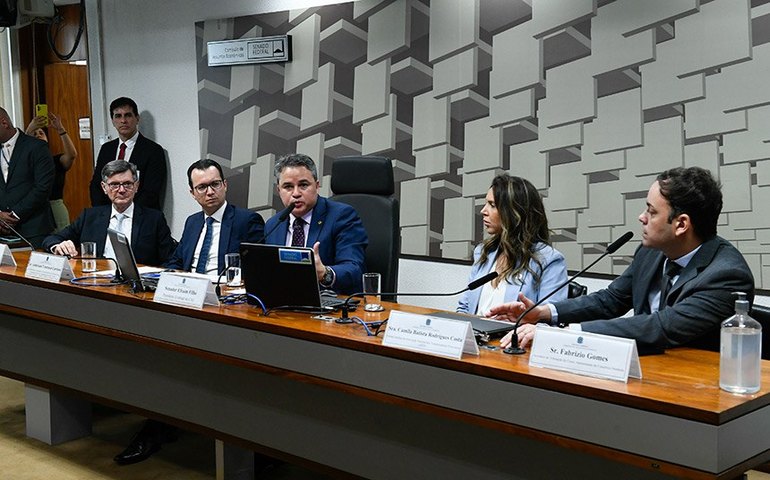 Debatedores pedem segurança jurídica e combate à sonegação com a reforma tributária