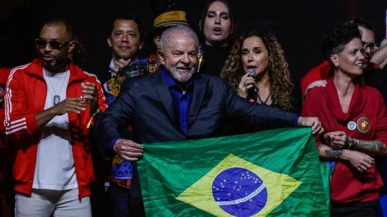 Na TV, Lula aposta na imagem da Bandeira do Brasil e prega contra abstenção