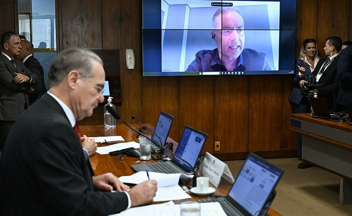 O relator, senador Renan Filho (telão), e o presidente da CAE, senador Renan Calheiros