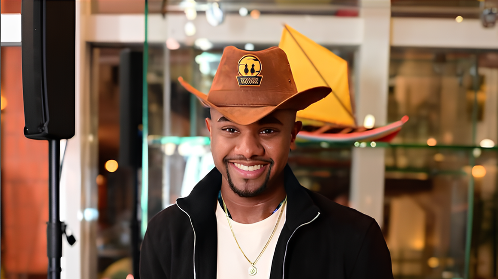 Campeão do BBB-24 visita obra de sua nova mansão na Bahia