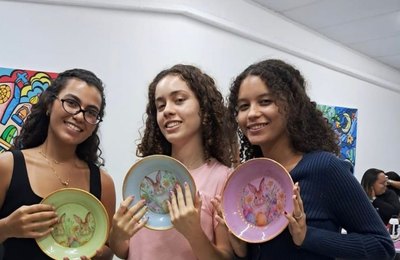 Oficina de decoupage em pratos promove criatividade e aprendizado prático no Cesmac com temática de Páscoa