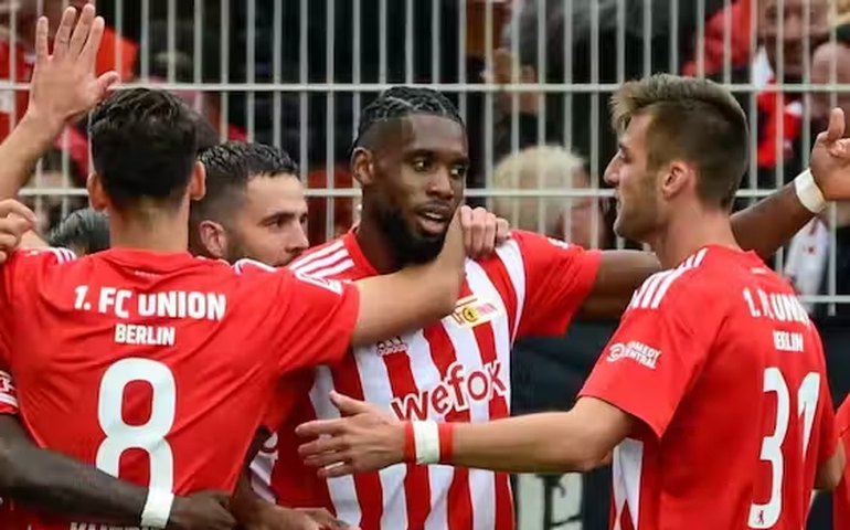Unión Berlim derrota o Wolfsburg e assume a liderança do Campeonato Alemão