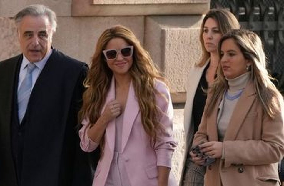 shakira-20112023081414440 / Foto: Shakira após sair da audiência judicial por fraude fiscal, em Barcelona, na Espanha (PAU BARRENA/AFP)