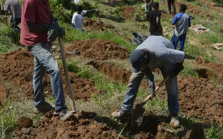 'Cemitério' com mais de 100 carcaças de motos é encontrado na zona norte de SP
