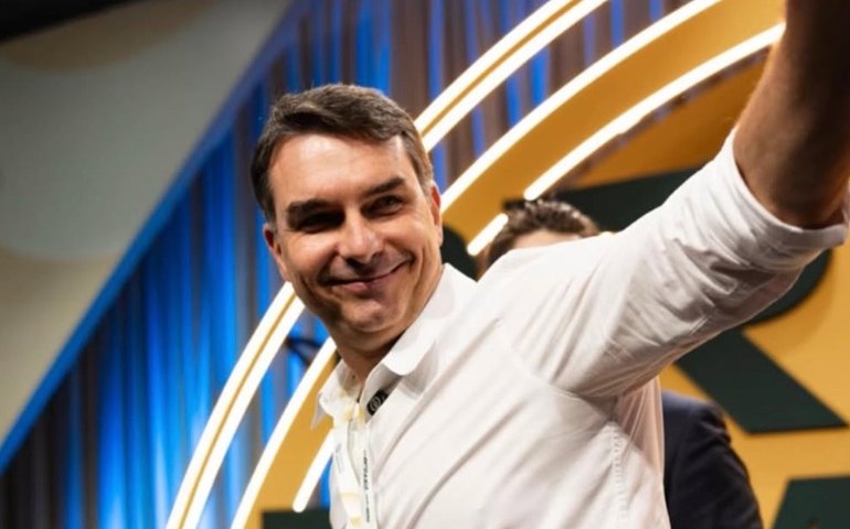 Flávio Bolsonaro promete atuar pelo fim da Moratória da Soja durante evento em MT