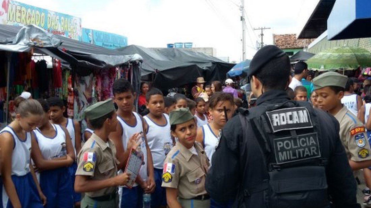 Arapiraca: Estudantes e crianças do Batalhão Mirim visitam mercado público