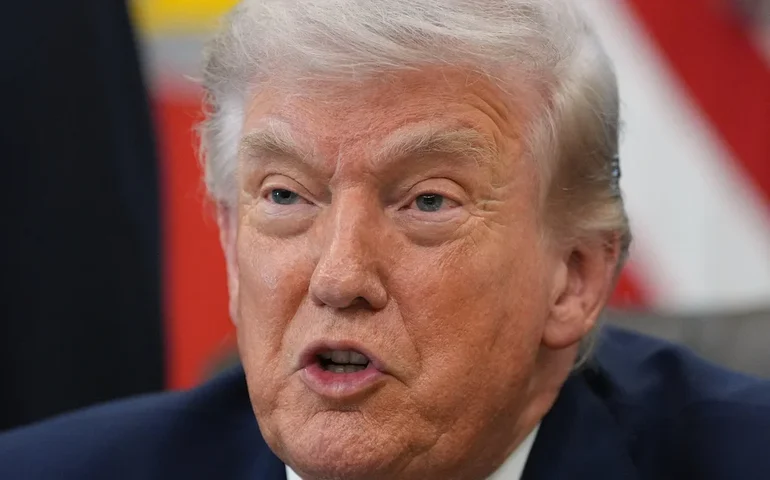 Trump afirma que iranianos só estão vivos para negociar