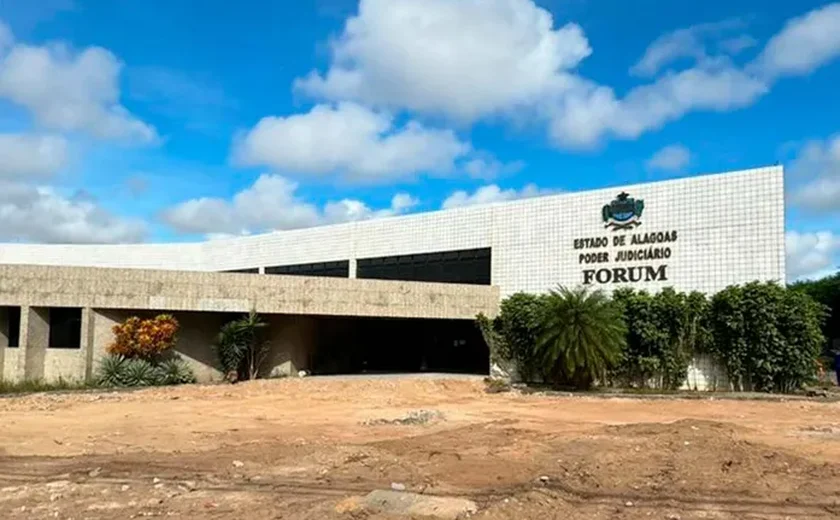 Mulher é ameaçada e agredida após audiência no fórum em Arapiraca