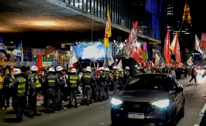 Manifestantes pressionam Senado por fim da escala 6 x 1 em atos no Brasil