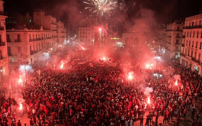 Torcida transforma cidade em mar vermelho com sinalizadores e fogos após título na Argélia