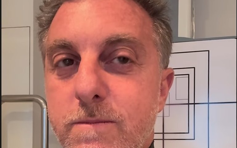 Luciano Huck cai de escada durante férias e vai parar no hospital