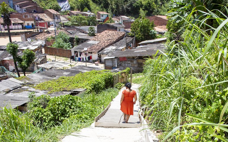 Moradores do Reginaldo ganham nova escadaria após décadas de espera