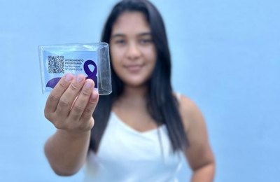 Secretaria de Assistência Social de Penedo entrega carteira para pessoa portadora de Fibromialgia