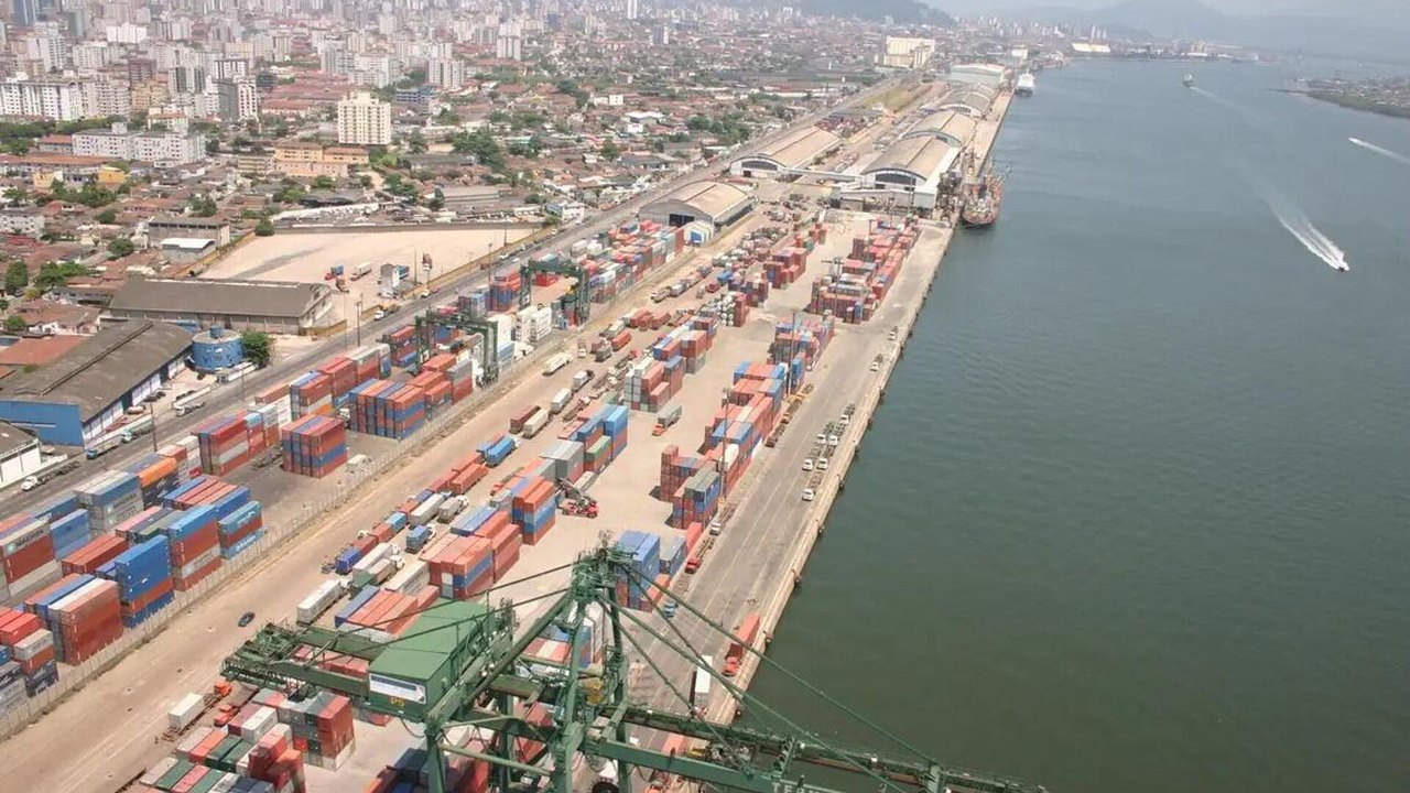 Em primeiro mês após tarifaço, balança comercial do Brasil apresenta superávit