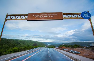 Nos 136 anos de Piranhas, Governo de Alagoas inaugura eixo viário do centro histórico