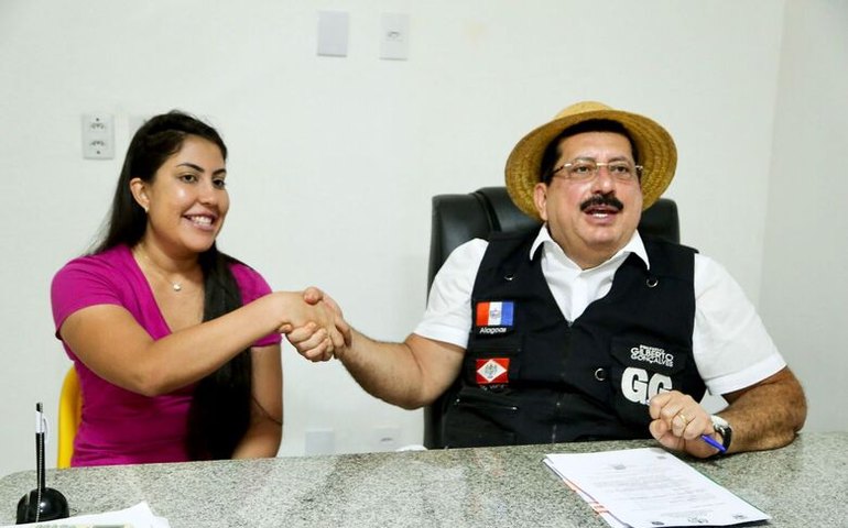 Prefeito Gilberto Gonçalves sanciona lei para pagamento do rateio do Fundeb aos profissionais da Educação de Rio Largo