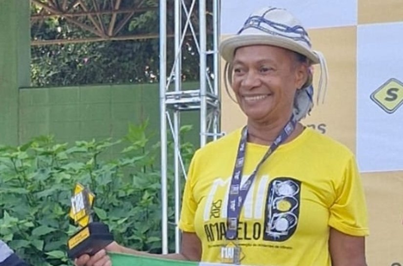 Carminha sobe ao pódio com a bandeira de Arapiraca na Corrida Maio Amarelo em São Paulo
