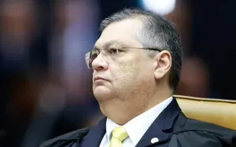Dino manda destruir livros de direito com ataques à comunidade LGBTQIA+ e às mulheres
