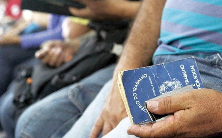 Taxa de desemprego fica em 12,2% no trimestre até março, revela IBGE