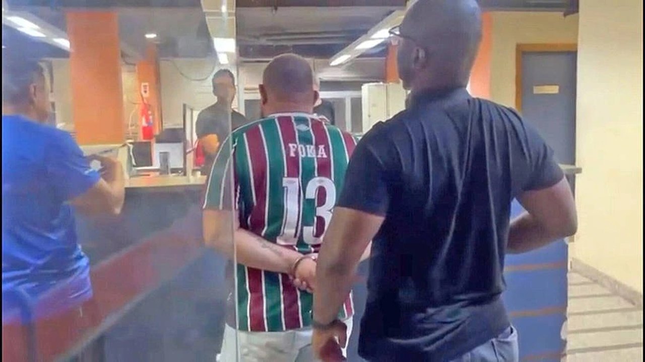 Traficante é preso no Maracanã usando camiseta do Fluminense com apelido escrito