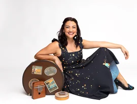 Álbum da Copa pode estimular leitura e conversas em família, diz Clara Haddad
