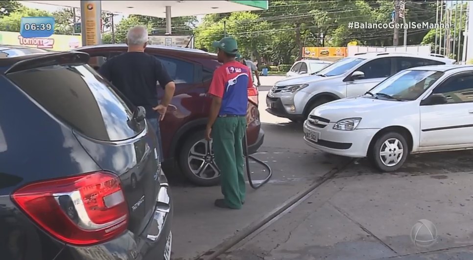 Motoristas formam filas para abastecer em postos de Aracaju