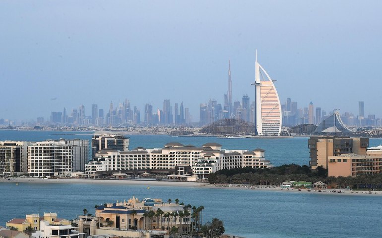 Incêndio no aeroporto de Dubai é controlado após ataque de drone