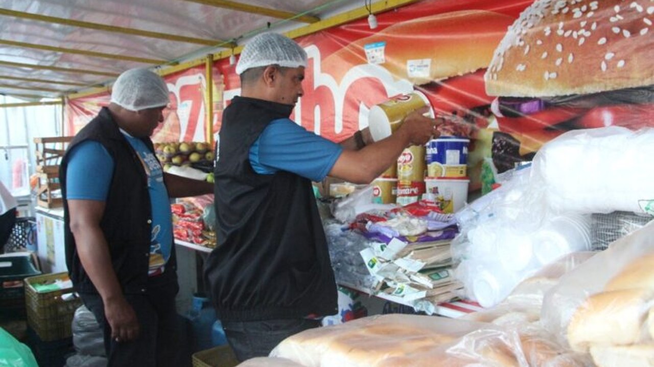 Vigilância Sanitária orienta e fiscaliza comércio eventual na festa de Bom Jesus de Penedo