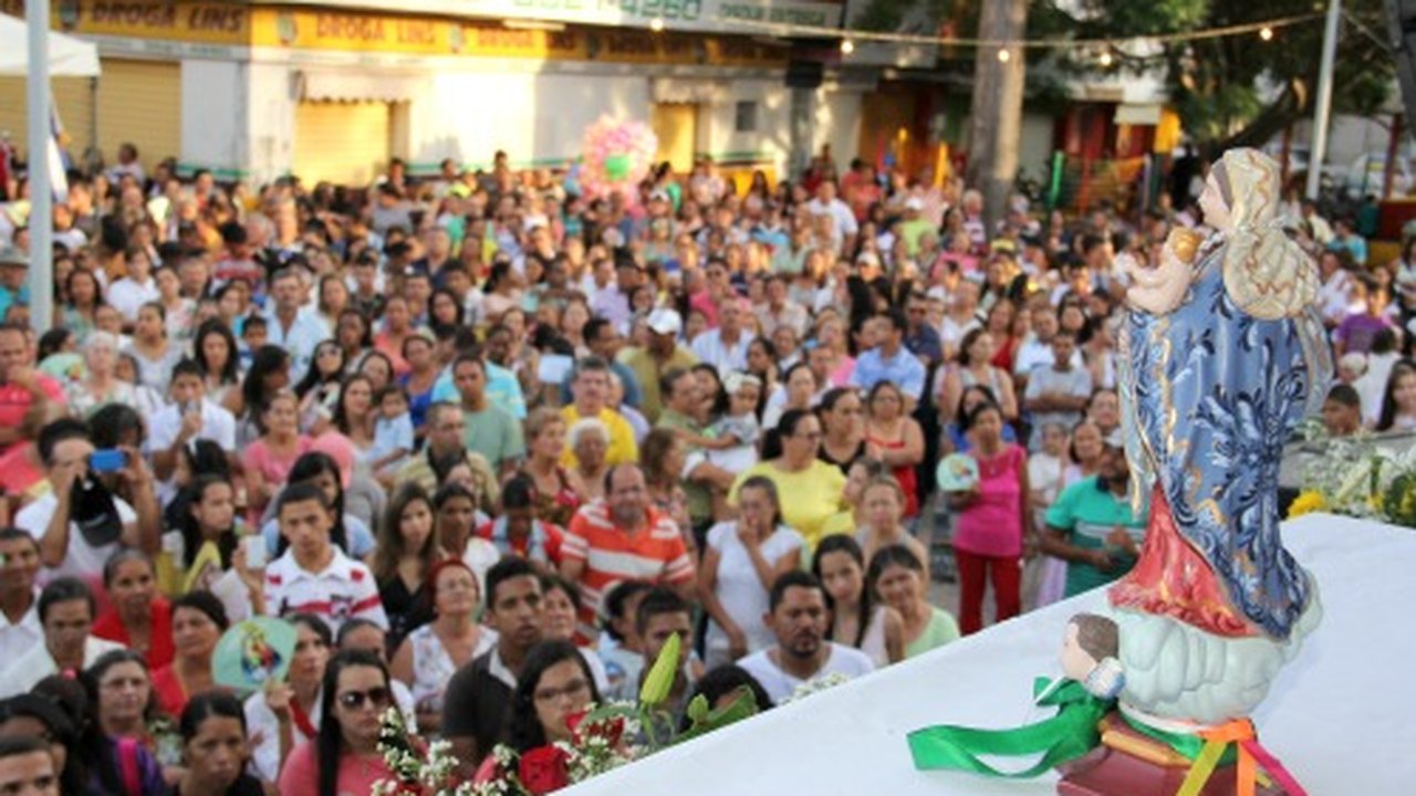 Fiéis lotam celebração cristã da Festa da Padroeira de Arapiraca
