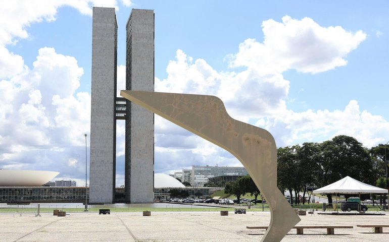 Meta fiscal de 2027 prevê superávit modesto e amplia margem para gastos do governo Lula