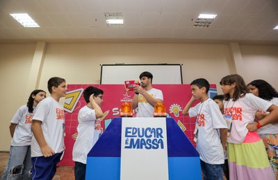 Na Bienal, estudantes da rede pública participam de atividade para prova do Saeb