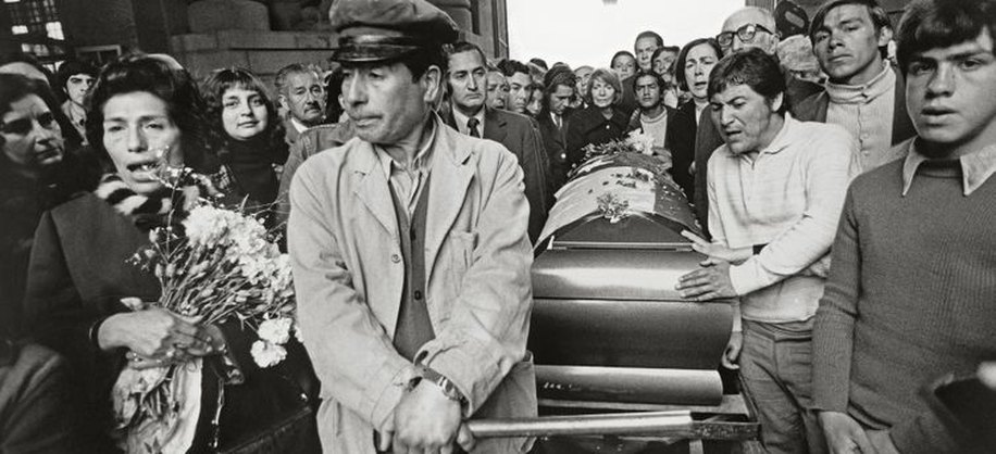 Exposição no IMS de São Paulo mostra as ditaduras chilena e brasileira sob o olhar aguçado do fotojornalista Evandro Teixeira -- Enterro do poeta Pablo Neruda no Cemitério Geral de Santiago, Santiago, Chile, 25/09/1973. Evandro Teixeira/Acervo