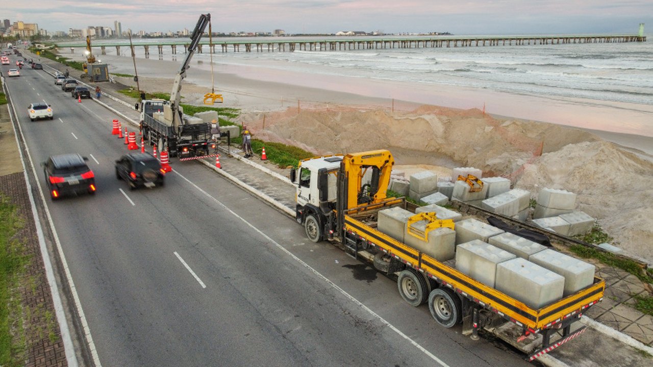 Prefeito JHC dá ordem de serviço para obras de contenção marítima na praia do Sobral