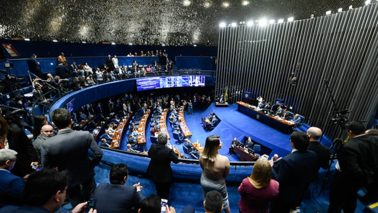 Senado vota PEC pelo fim da escala 6x1