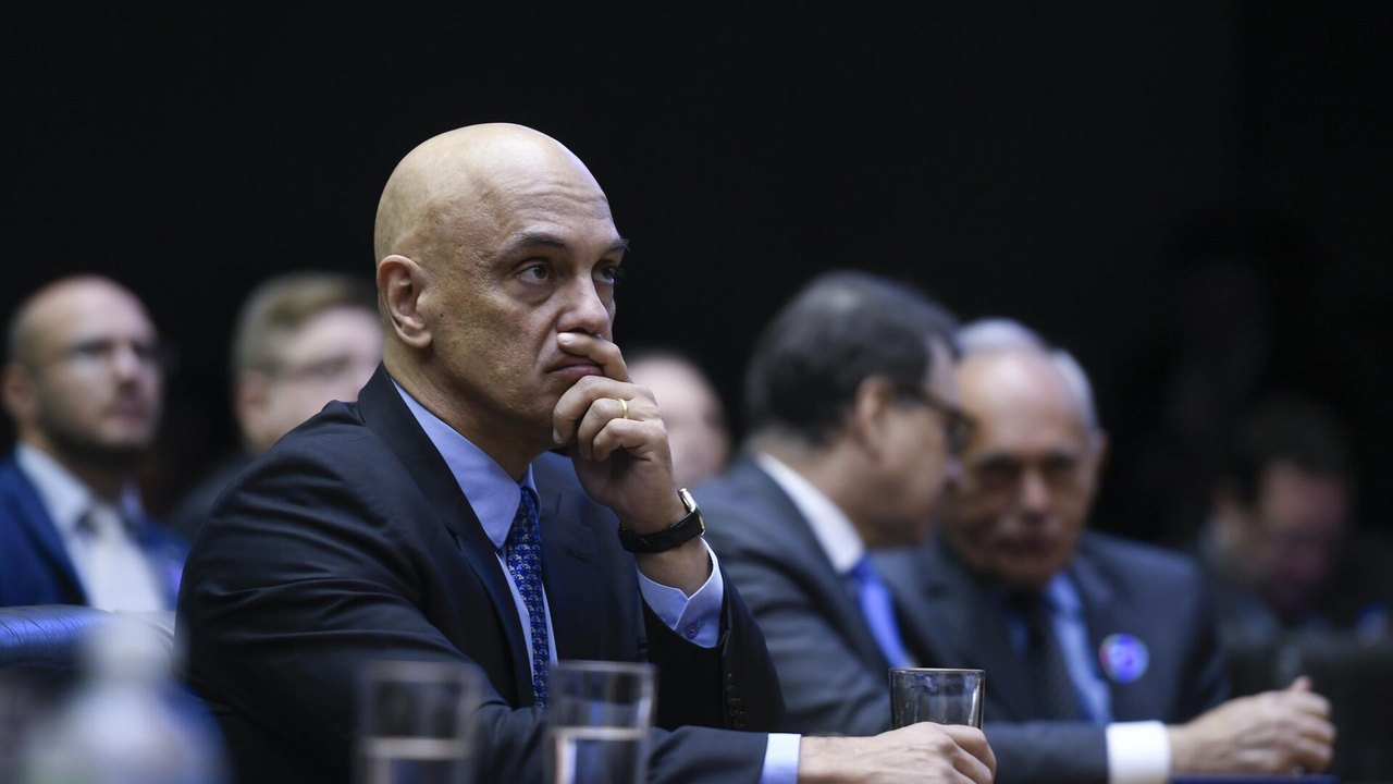 Congressista americano pede apoio para sancionar Moraes nos EUA após licença de Eduardo Bolsonaro