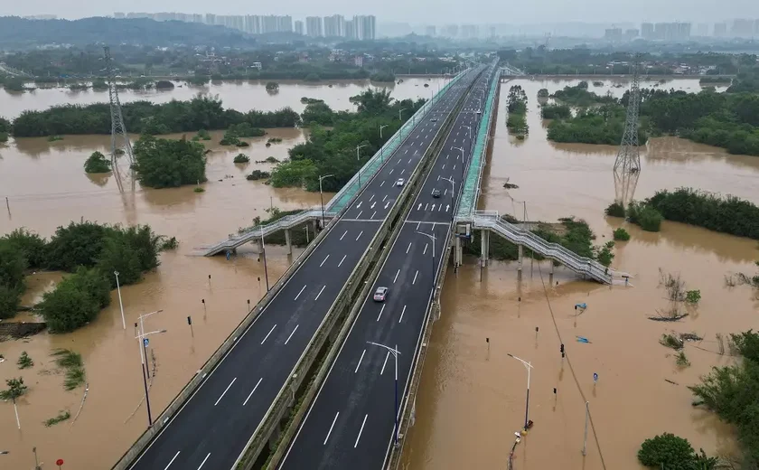 Cem mil pessoas fora de casa: China emite alerta máximo para mais chuvas após grandes inundações; veja fotos