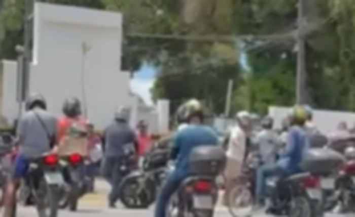 Motociclistas realizam protesto na frente do DMTT, em Maceió